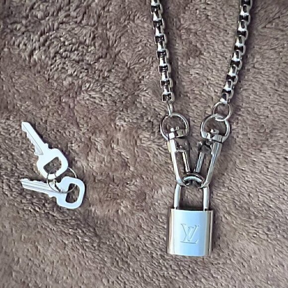 New LV Louis Vuitton Silver-Toned Lock with 18" Box Link Chain Necklace - Picture 4 of 5